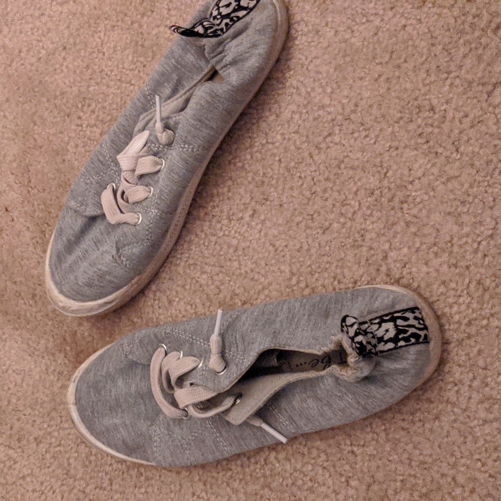 Grey sneakers. Size 8